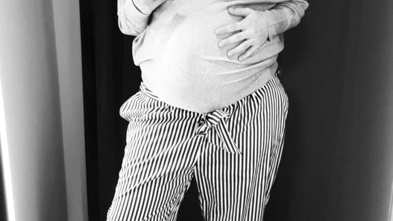 Experiment stilistic: 8 ţinute maternity cu haine normale
